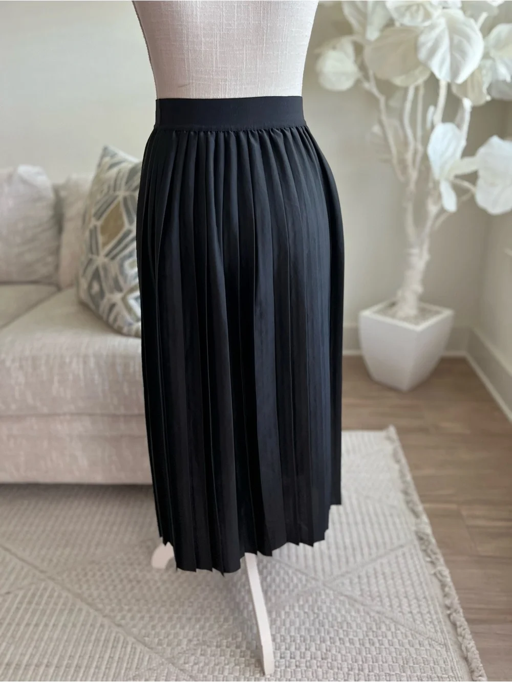 Lululemon Satin Pleated Black Woman’s Midi Skirt Size XS
